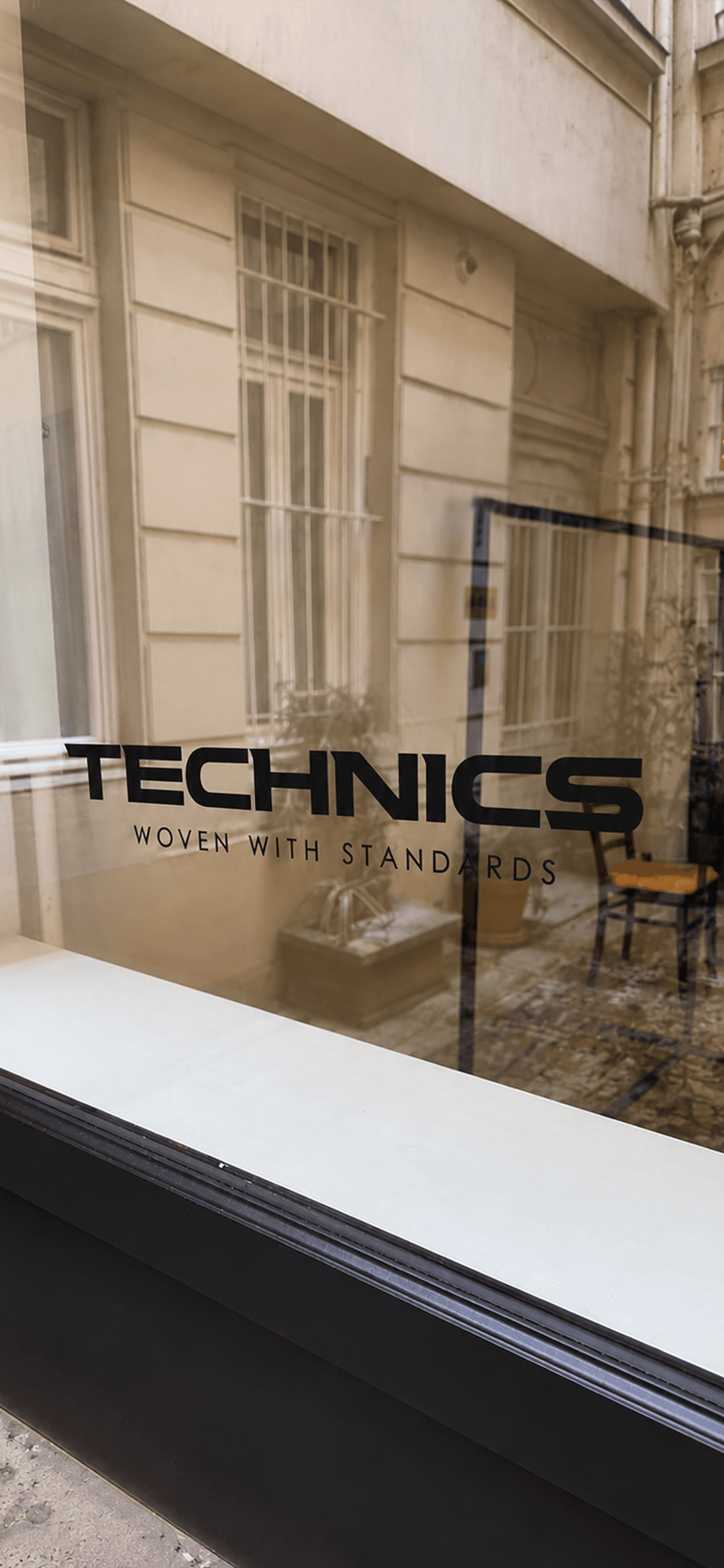 TECHNICS 로고 데칼이 붙은 쇼윈도